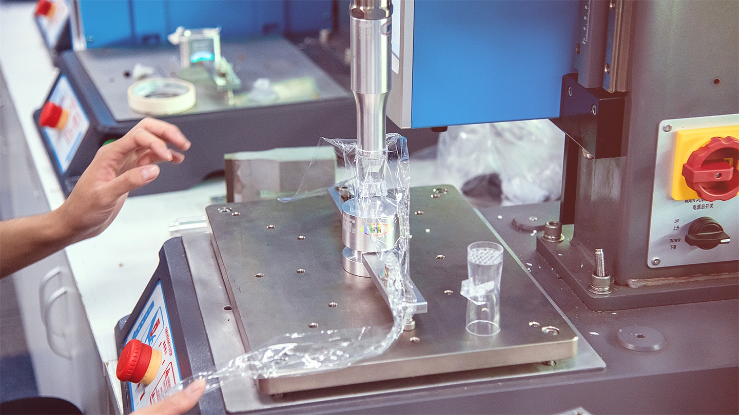 深圳超聲波焊接機(jī)在通訊電子焊接中的應(yīng)用、優(yōu)勢(shì)